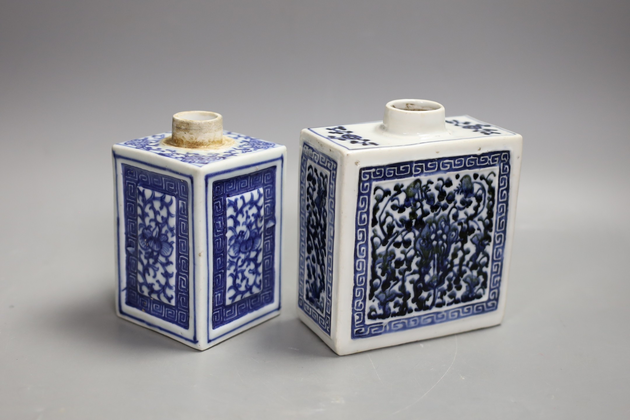 Two Chinese blue and white tea canisters, 19th century, 14cms high